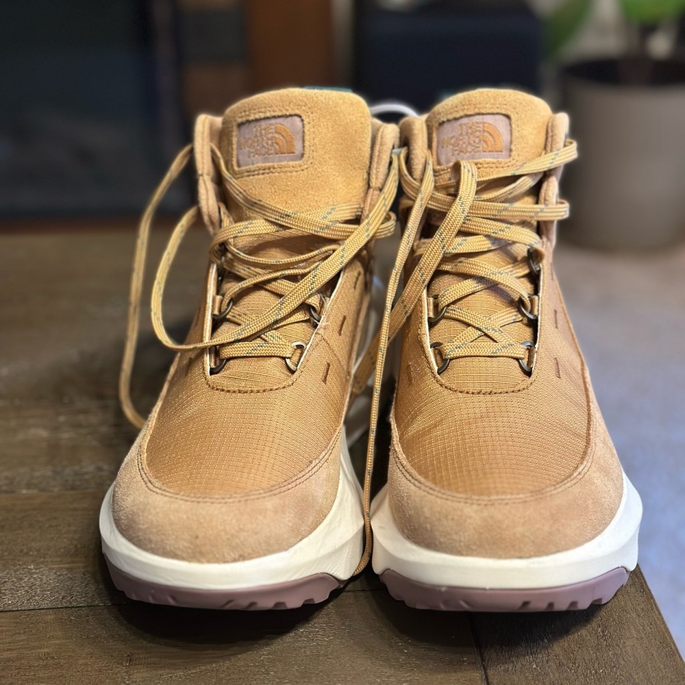 Brand New The North Face Haiking boots. Size 8.5. - Picture 2 of 8